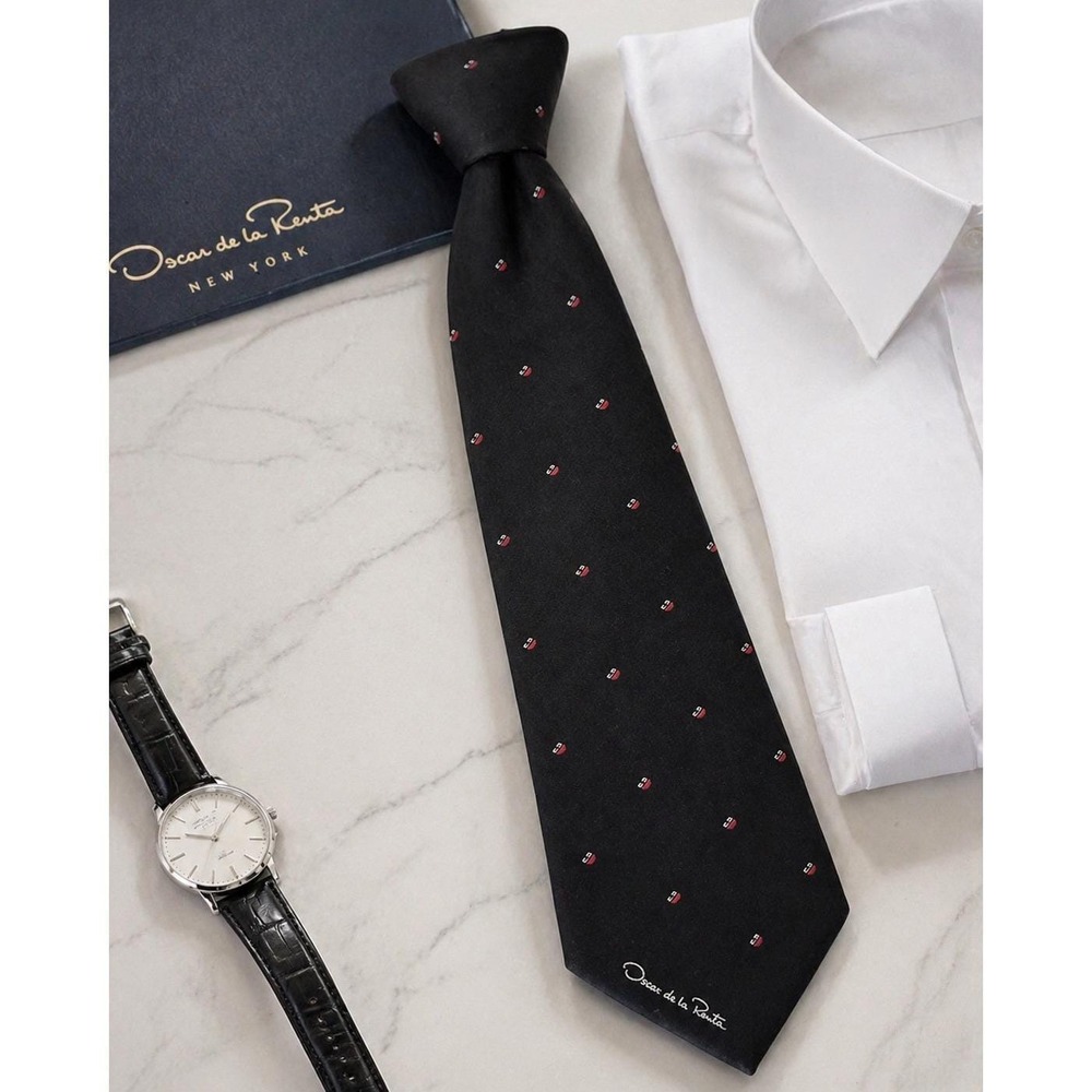 Oscar de la Renta Mens Black Silk Necktie Red White Geometric Pattern Logo Tip